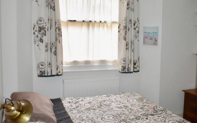 1 Bedroom Apartment Close to Seafront