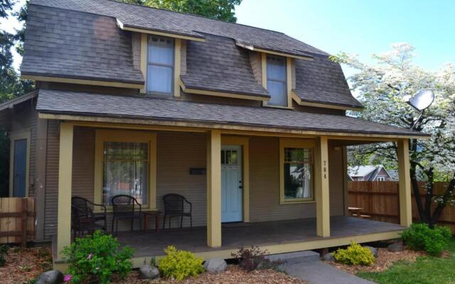 Comfortable Lucky Home, Minutes Away to The Columbia River Gorge by RedAwning