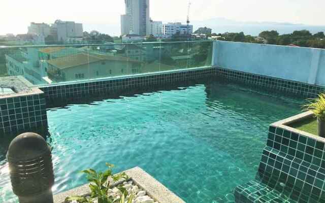 Fantastic Roof top Pool!