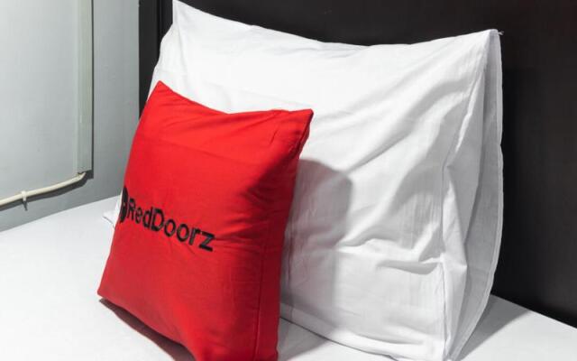 RedDoorz Hostel near Trans Studio Mall