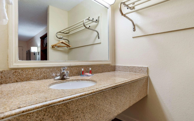 Econo Lodge Pearl