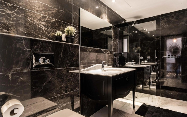 Walk to Beaches from an Arty New-Build Apartment