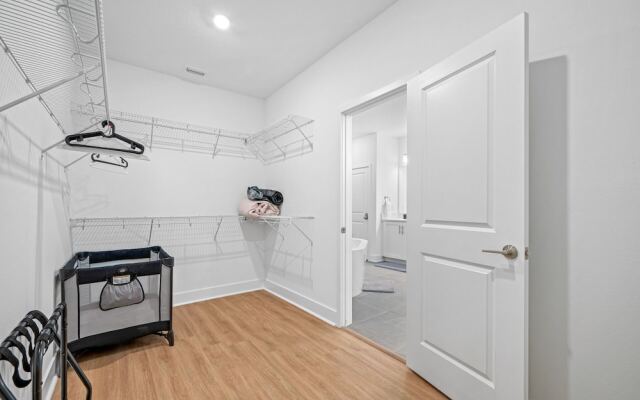 Luxury Modern Villa w/ Pool, Jacuzzi & Amenities!