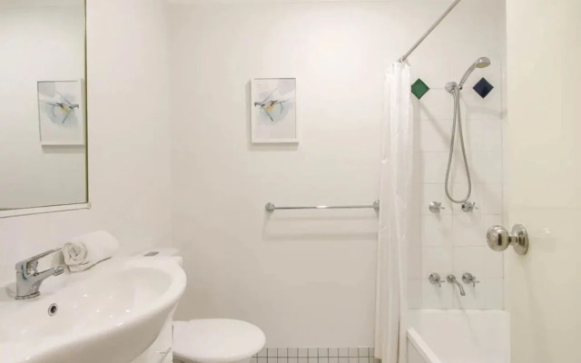 Comfortable Studio Apartment In Leafy New Farm