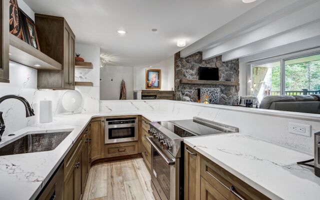 2 BR Next to Eagle River in the Heart of Vail by RedAwning - Save 20% on 7+ Nights!