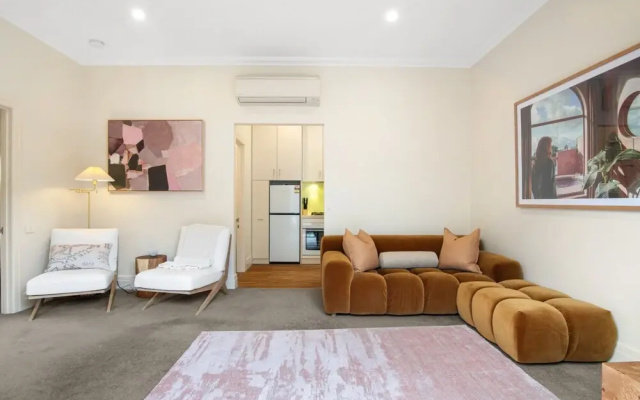 Wellness Escape: 1-bed Home + Studio & Sauna