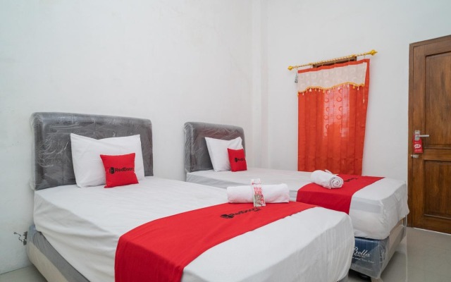 RedDoorz near RS Mitra Keluarga Waru