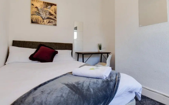 Stayzo House Accommodation - Coventry Free Parking