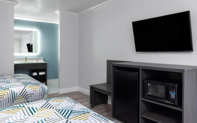 Travelodge by Wyndham Lemoore Near Naval Air Station