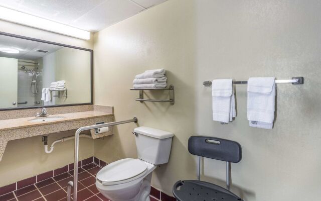 Econo Lodge Inn & Suites