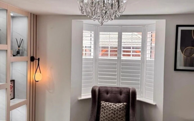 High END Spacious 4 Bed House - Free Parking