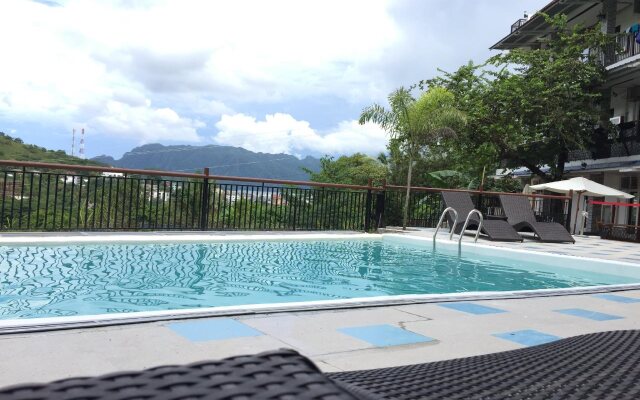 Skylodge Resort