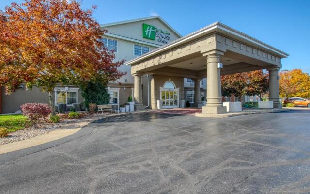 Holiday Inn Express Hotel & Suites Oshkosh by IHG