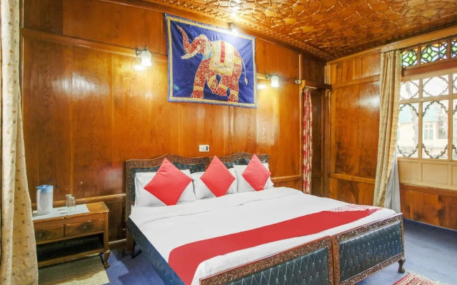 New Maharaja Palace Group of Houseboat's