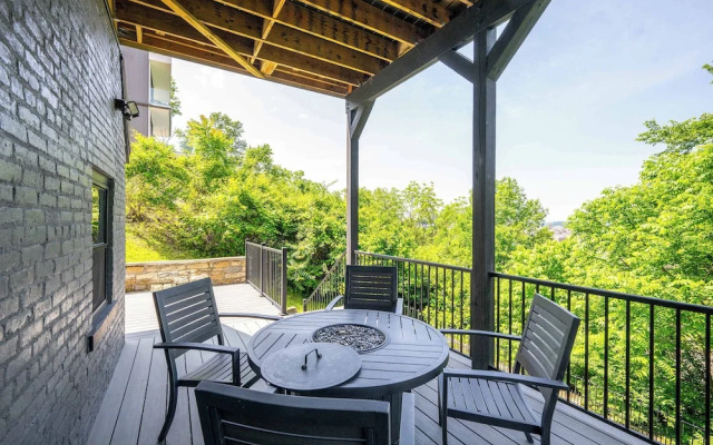 Luxury Mt. Adams Retreat Apt 1