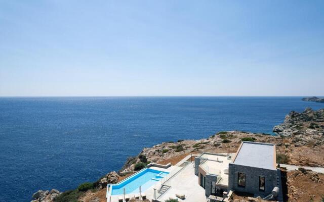 Seafront luxury villa with infinity pool & devine views!