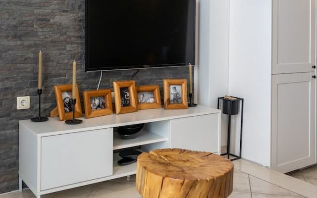 Modern Apartment With Balcony, Near Shopping Mall