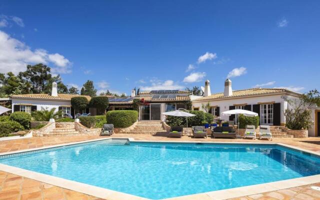 8 bedroom Villa close to Alvor with tennis court table tennis heated private pool air conditionin