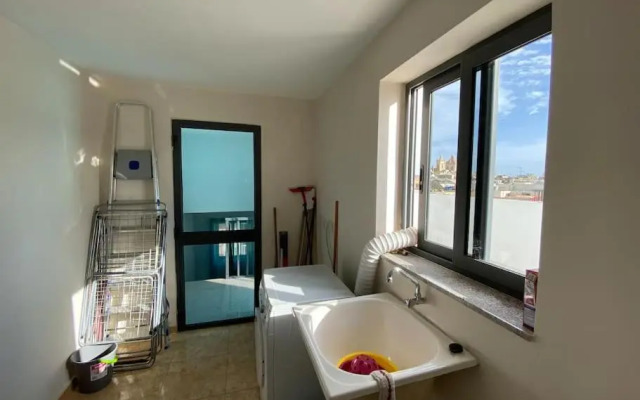 May Flower: Modern Flat close to Airport/Bus Stops