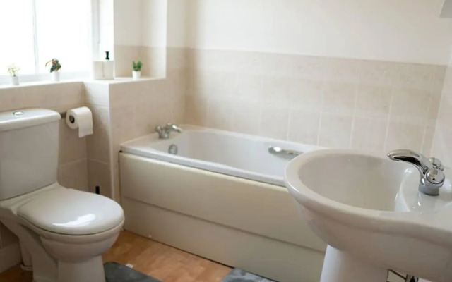 Stunning 6-bed House in Milton Keynes