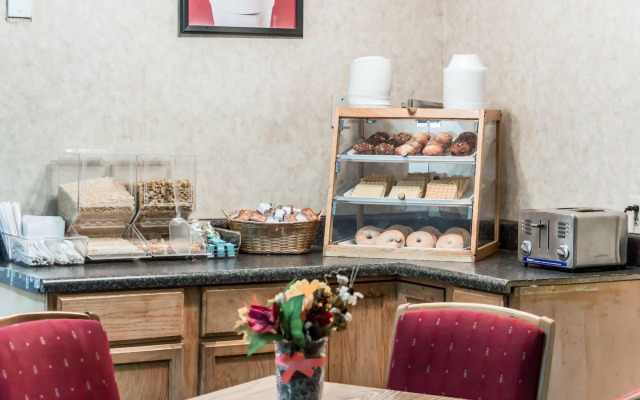 Econo Lodge & Suites