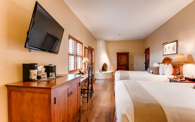 Piñon Court By La Fonda