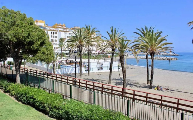 Frontline sea in the center of Puerto Banus.2 Bedrooms.