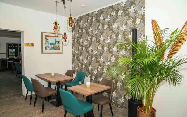 Central Hotel & Lounge Adult Only