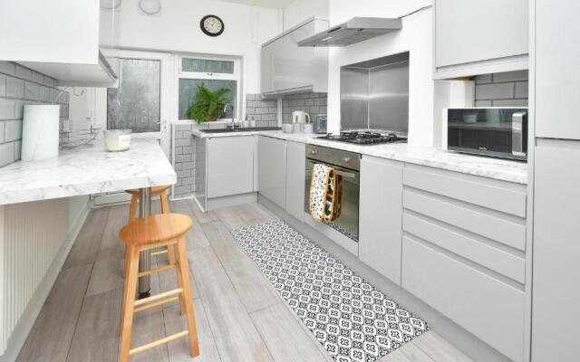 Beautiful 3-bed House by Ministays Stoke-on-trent