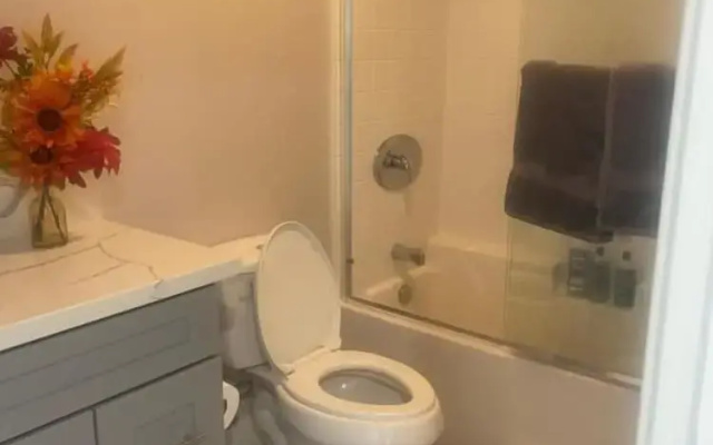Modern LA Stay - Private Room & Bathroom