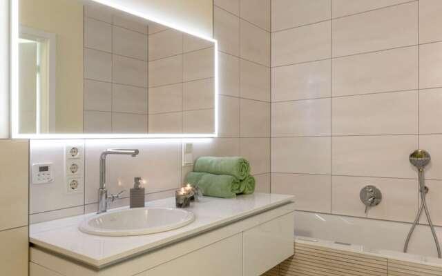 Mosel Sky Lounge With Loggia & Panoramic View