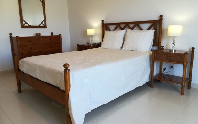 Apartamento Praia de Porches,izibookings