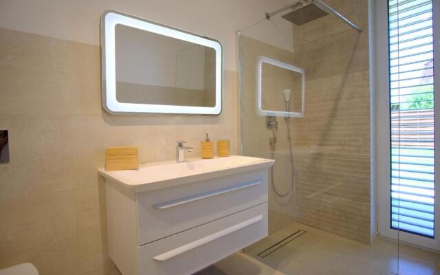 Max White Apartments