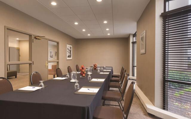 Embassy Suites by Hilton Milwaukee Brookfield