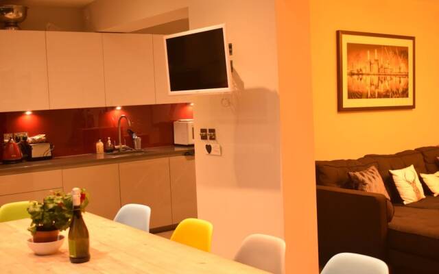 3 Bedroom House With Garden in Battersea
