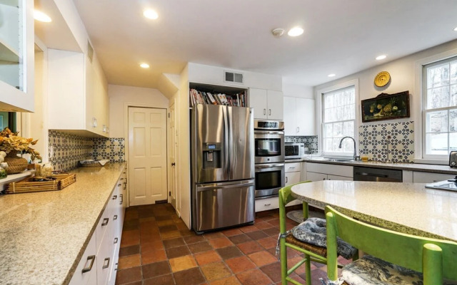 Bedford Big House w Heated Pool & Hot Tub on 4 Acres! Perfect Place to Social Distance and Stay Safe. Super-host Support, Check out our Reviews!