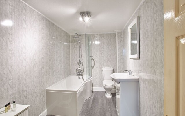 Host Stay Regency Mansions Apartment