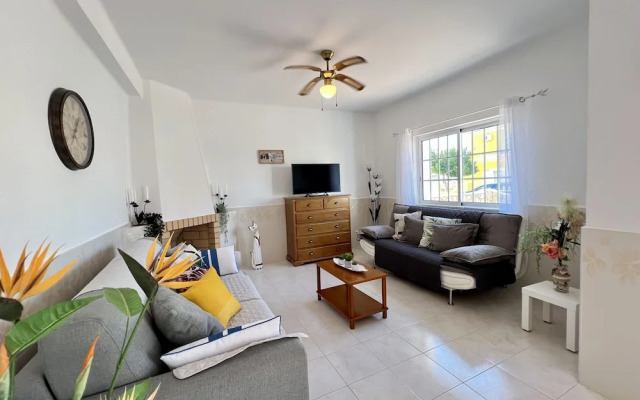 Pêra Stylish Villa With Pool by Homing