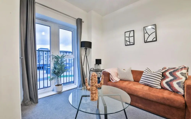 2 Bed Flat with Parking Near Waterfront