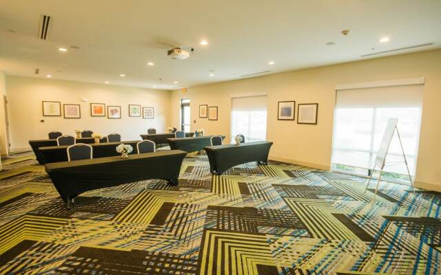 Holiday Inn Express and Suites Birmingham - Homewood, an IHG