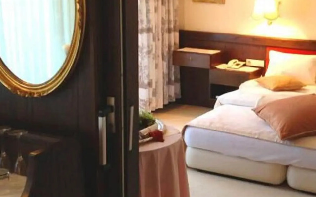Dietrichsteinerhof Apartments & Rooms