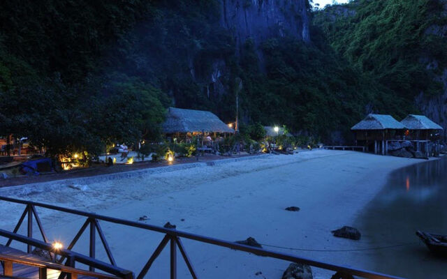 Cat Ba Sandy Beach Resort