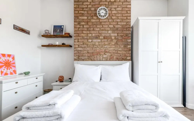 Chic and Cheerful Flat in Willesden Green