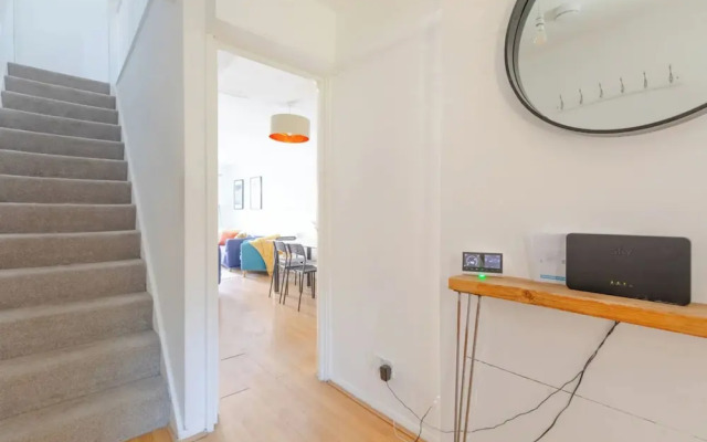 Lovely 4 Bed House w Garden, 1 Stop to Waterloo