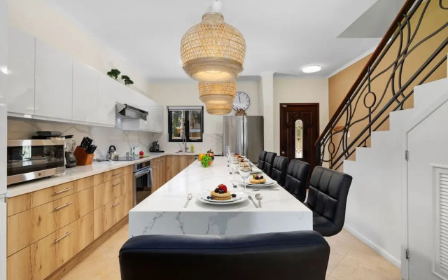 Upscale Gated Community Oasis Close to the Beach