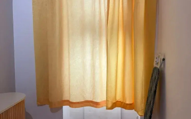 1BR Plus LR Apt Top Vienna Location