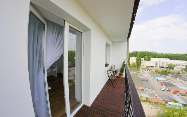 Flatsy at Botanichniy Sad underground