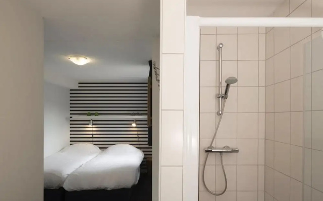 Stylish Thatched Villa with 2 Bathrooms near Giethoorn