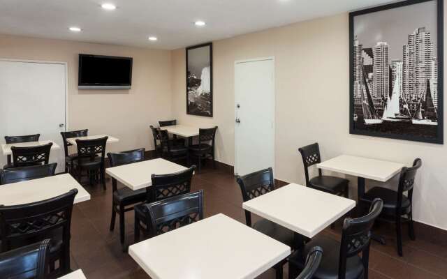 Super 8 by Wyndham San Diego Hotel Circle
