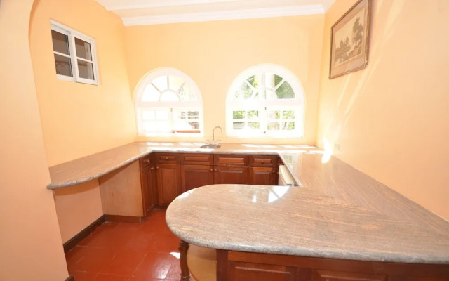 Summerhill, 8BR by Jamaican Treasures